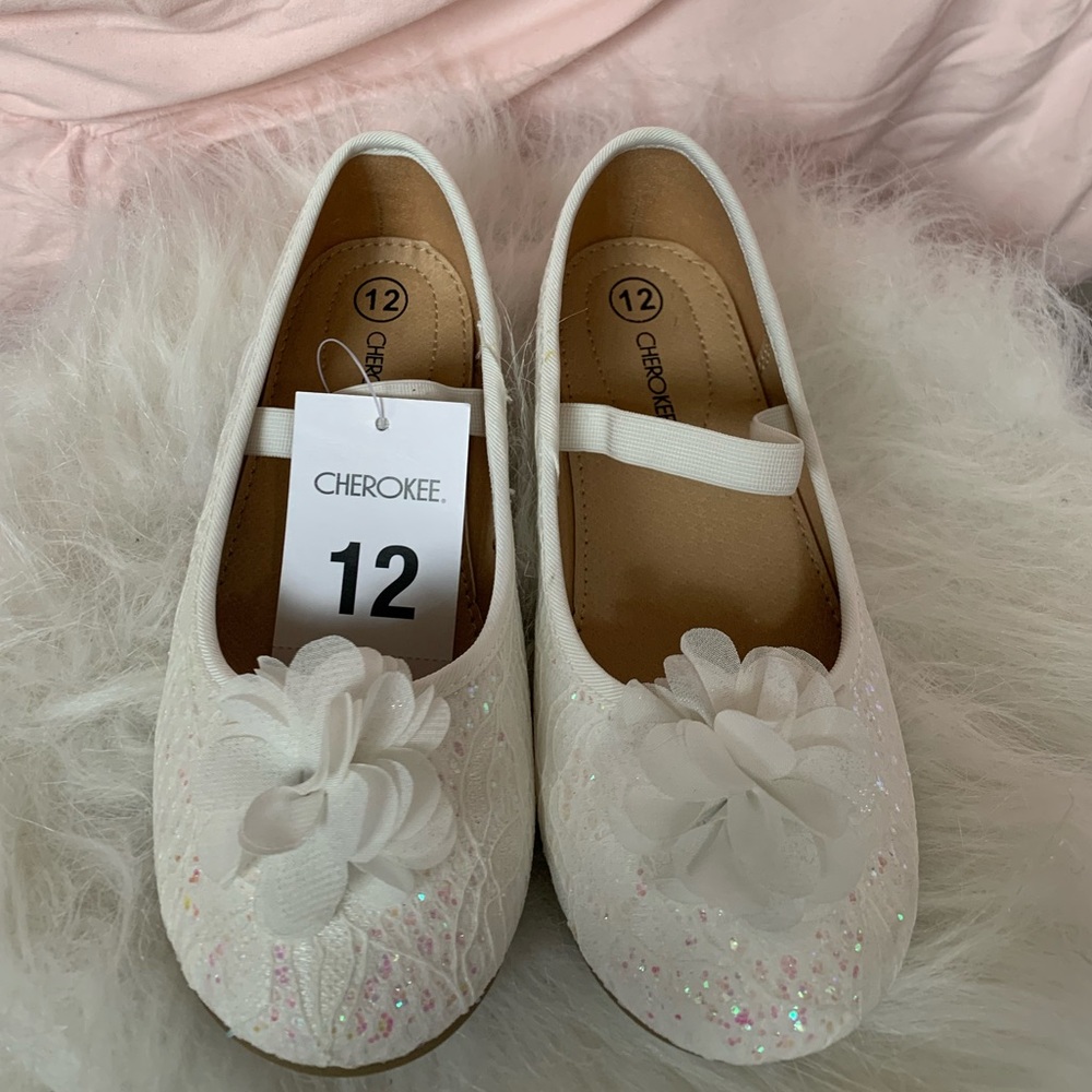 Sparkly White Flat w/ Flower🕊